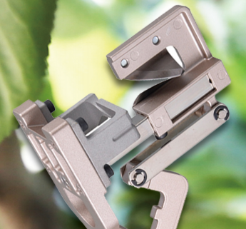 High capacity Gasoline Chipper Shredder processing 100mm thick branches